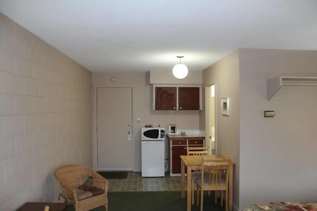 Pacific Rim Motel Юклулет Экстерьер фото
